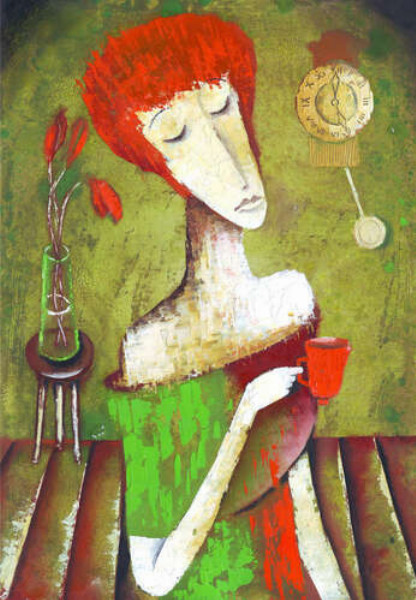 Рудоволоса жінка в зеленій сукні за чашкою кави 
