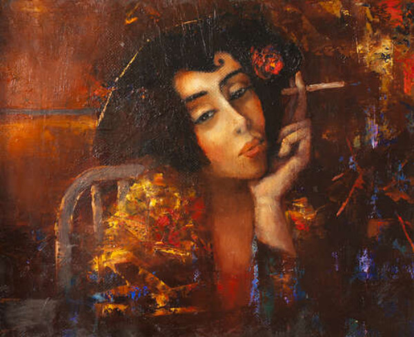 Жінка з трояндою в волоссі курить сигарету