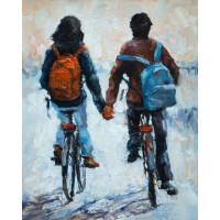 Влюбленные едут на велосипедах, держась за руки