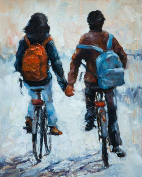 Влюбленные едут на велосипедах, держась за руки