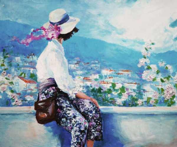 Девушка смотрит на живописные склоны цветущего города