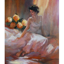 Нежный силуэт девушки в белом шелковом платье рядом с букетом роз