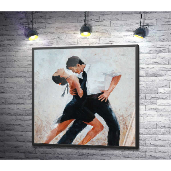 Пара танцоров страстно танцует горячее танго