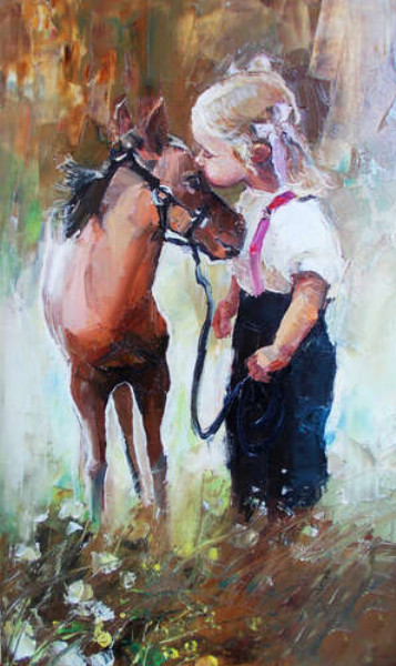 Маленькая девочка нежно целует пони