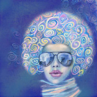 Модная девушка в очках с голубыми кудрями