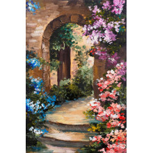 Кам'яна арка, обвита кущами квітів
