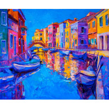 Яркая улица цветных домов тянется вдоль венецианского канала