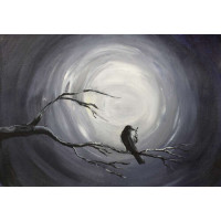 Темный силуэт ворона на ветке в свете луны