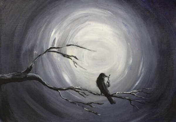 Темный силуэт ворона на ветке в свете луны