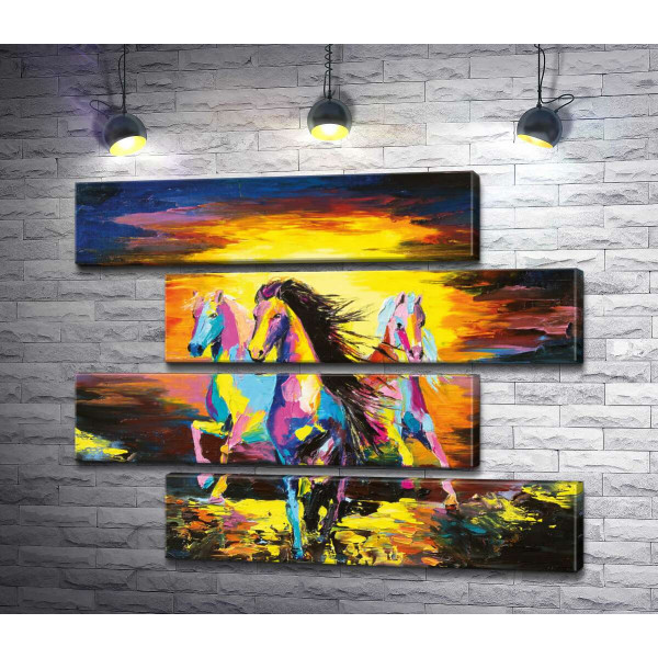 Три лошади скачут на фоне горящего вечернего неба