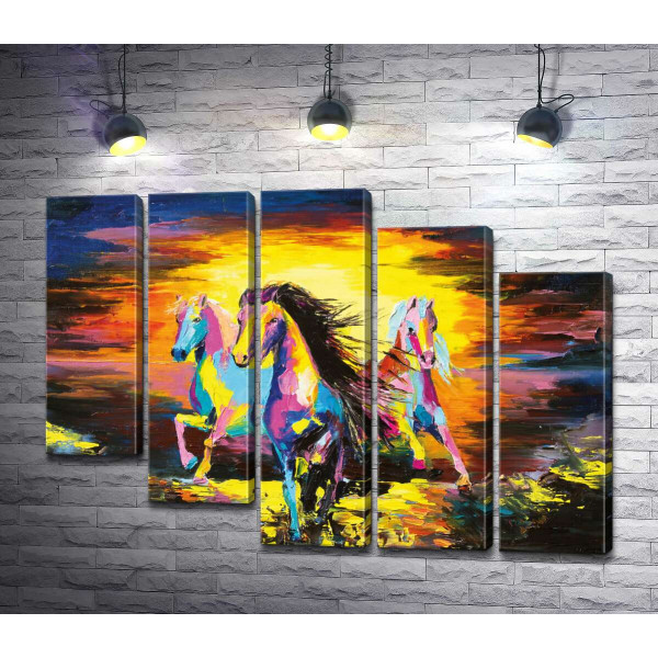 Три коня скачуть на фоні палаючого вечірнього неба