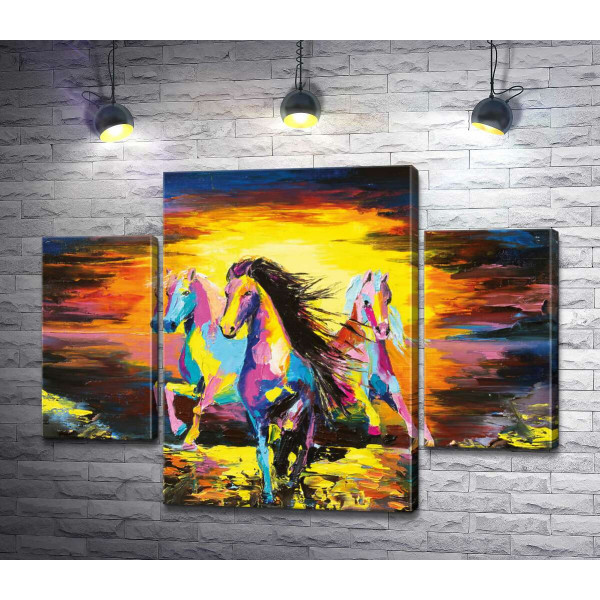 Три лошади скачут на фоне горящего вечернего неба