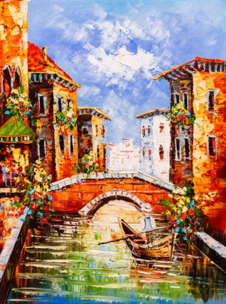 Кирпичный мост через канал на фоне украшенных цветами домов