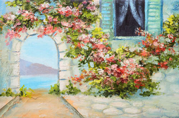 Цветущая арка у дома на берегу моря