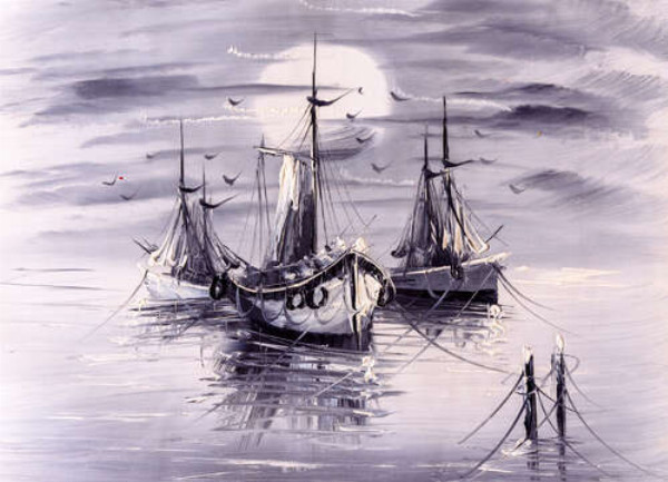 Лодки у пристани в пастельно-серых тонах