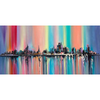 Цветное небо над домами мегаполиса отражается в воде