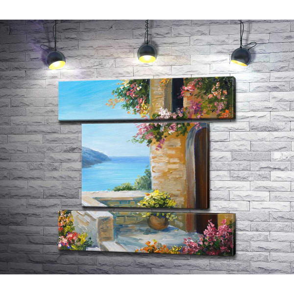 Уютный дом на берегу моря, украшенный цветущими кустами