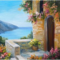Уютный дом на берегу моря, украшенный цветущими кустами