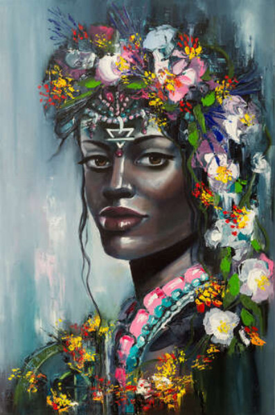 Тропические цветы украшают голову африканской девушки