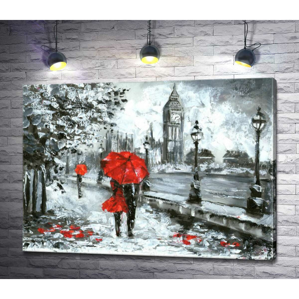 Влюбленные под красным зонтиком гуляют по набережной
