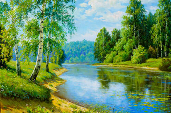 Голубая река тихо течет мимо травянистых берегов с лесными полянами
