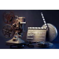 Натюрморт кино: пленочный проектор, хлопушка и бобина