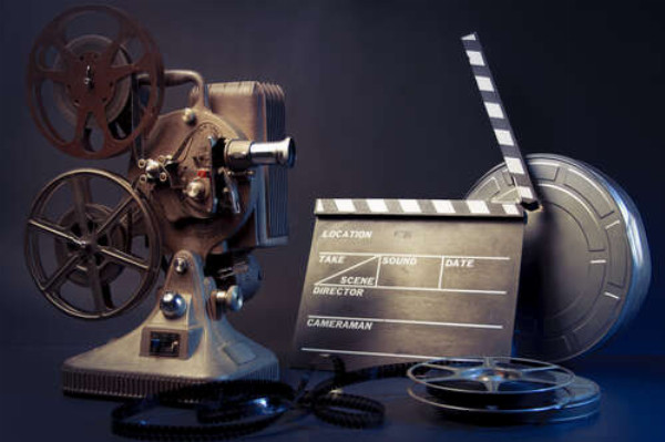 Натюрморт кино: пленочный проектор, хлопушка и бобина