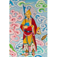 Китайский бог с копьем стоит среди облаков