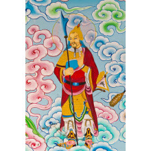 Китайский бог с копьем стоит среди облаков
