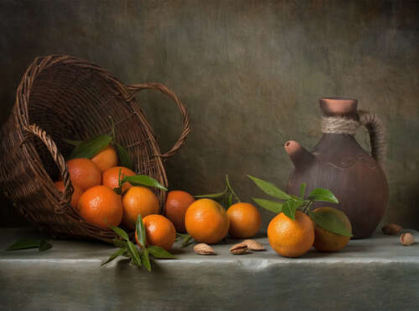 Свіжі апельсини на натюрморті з глечиком