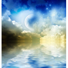 Силуэт полной луны выступает из-за облаков над водой