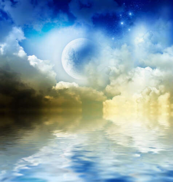 Силуэт полной луны выступает из-за облаков над водой