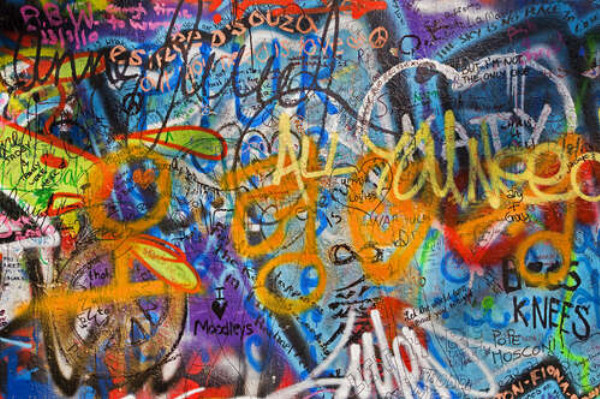 Слои граффити украшают стену