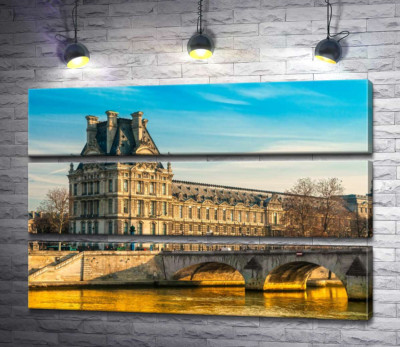 Здание Лувра (Louvre) у берегов Сены