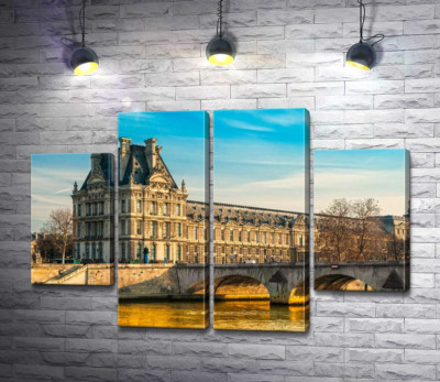Здание Лувра (Louvre) у берегов Сены