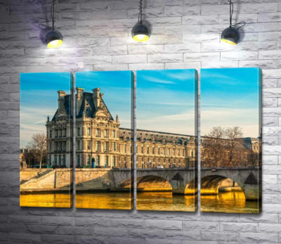 Здание Лувра (Louvre) у берегов Сены