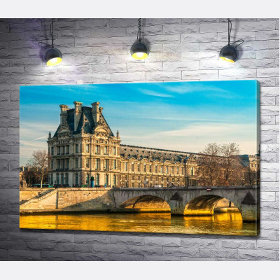 Будівля Лувру (Louvre) біля берегів Сени