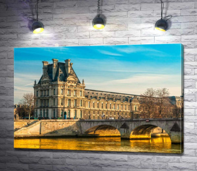 Здание Лувра (Louvre) у берегов Сены