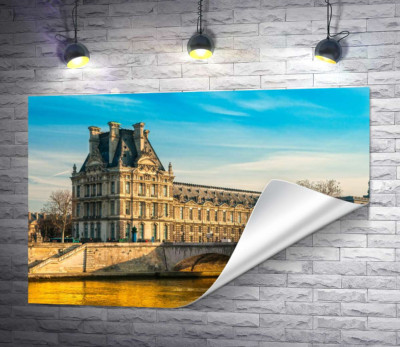 Здание Лувра (Louvre) у берегов Сены
