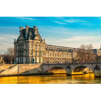 Здание Лувра (Louvre) у берегов Сены