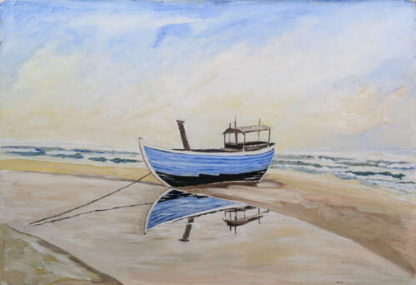 Голубая лодка на песчаном берегу