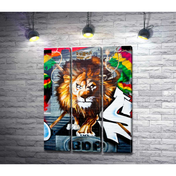 Король лев грізно наближається на графіті