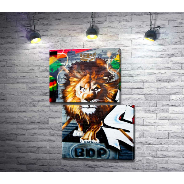 Король лев грозно приближается на граффити