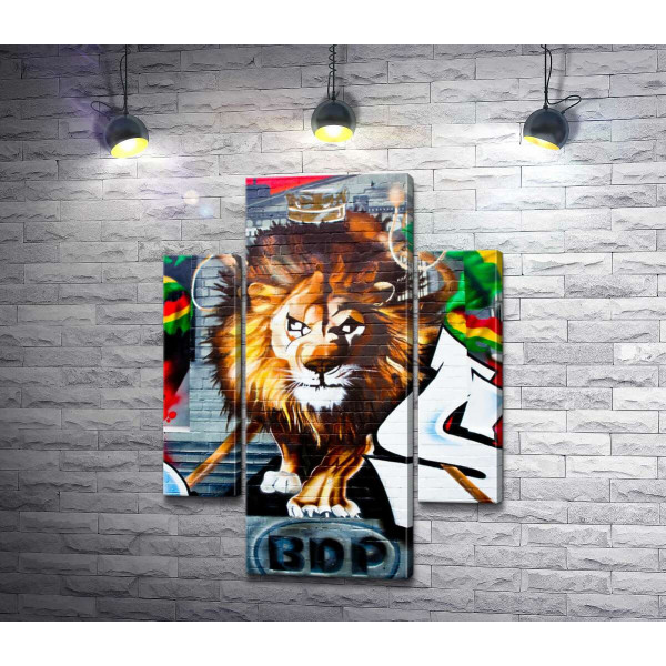 Король лев грозно приближается на граффити