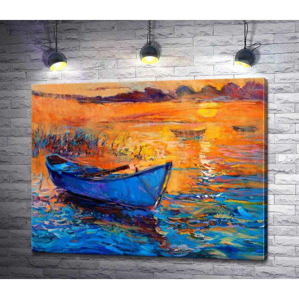 Вечернее солнце освещает голубой силуэт лодки на воде