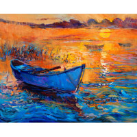 Вечернее солнце освещает голубой силуэт лодки на воде