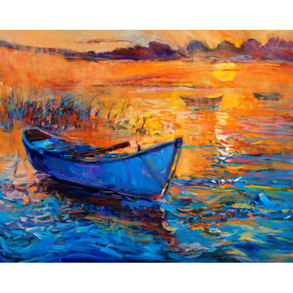Вечірнє сонце освітлює блакитний силует човна на воді