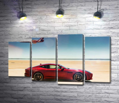 Червоний автомобіль Jaguar F-Type R розминувся з літаком серед пустелі