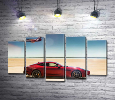 Красный автомобиль Jaguar F-Type R разминулся с самолетом среди пустыни