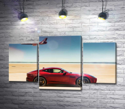 Модульна картина "Червоний автомобіль Jaguar F-Type R розминувся з літаком серед пустелі"